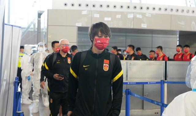 海洋之神线路检测590-中国男足团队58人飞赴阿联酋 包括六个保障团队