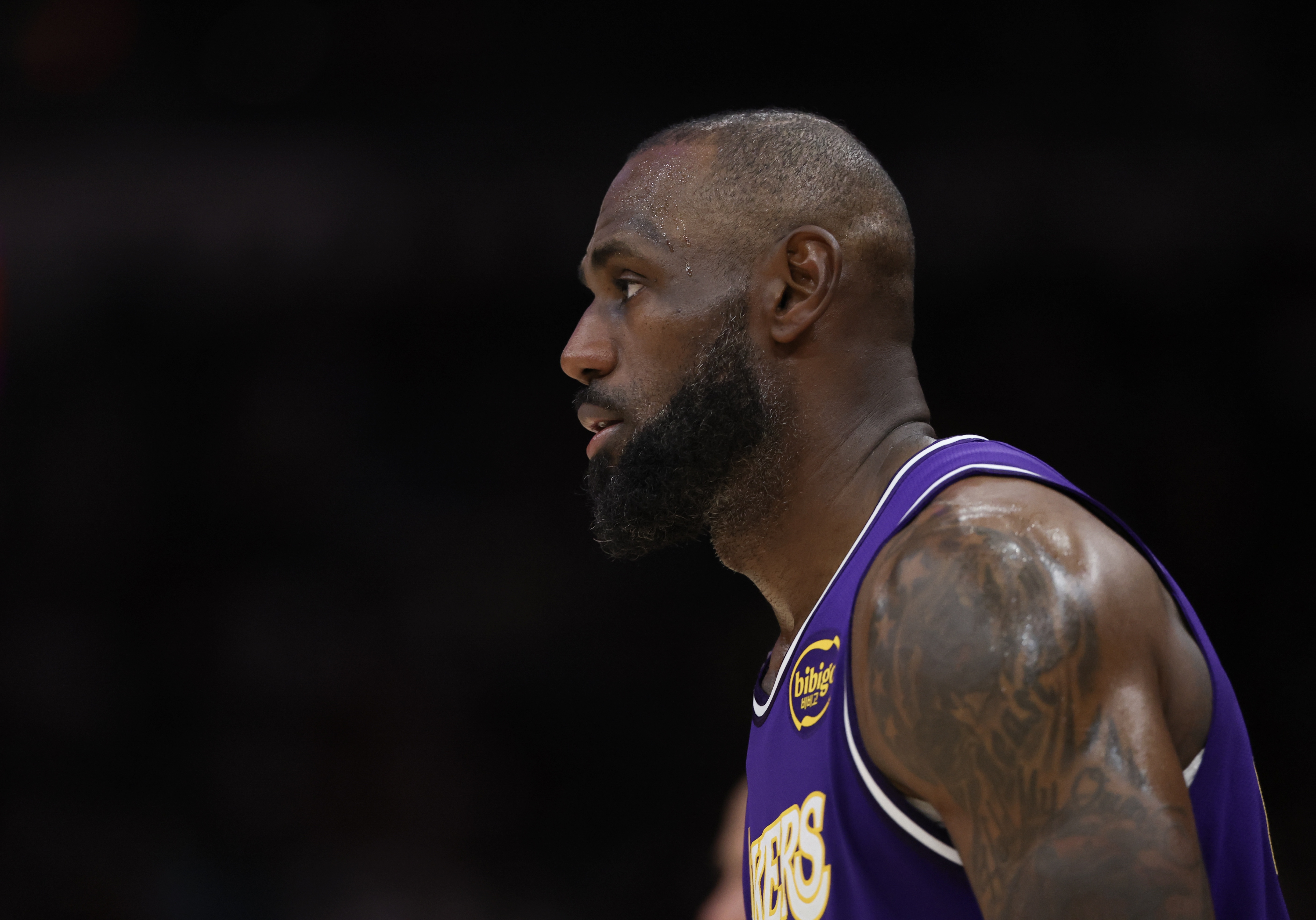 15季后赛欧文&amp;乐福受伤&amp;21浓眉受伤！詹媒：为何是詹姆斯来承受？